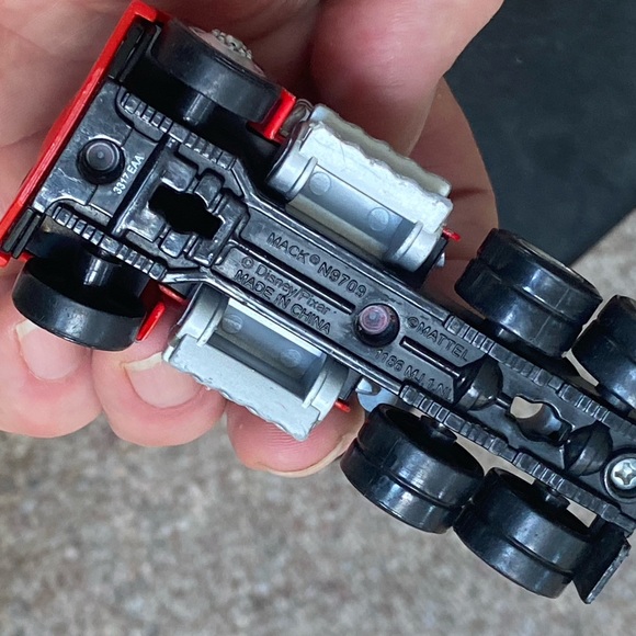 Mack Disney Pixar Cars Mack Truck 1:64 Scale Metal Die-cast Car Model Toy - Picture 7 of 7